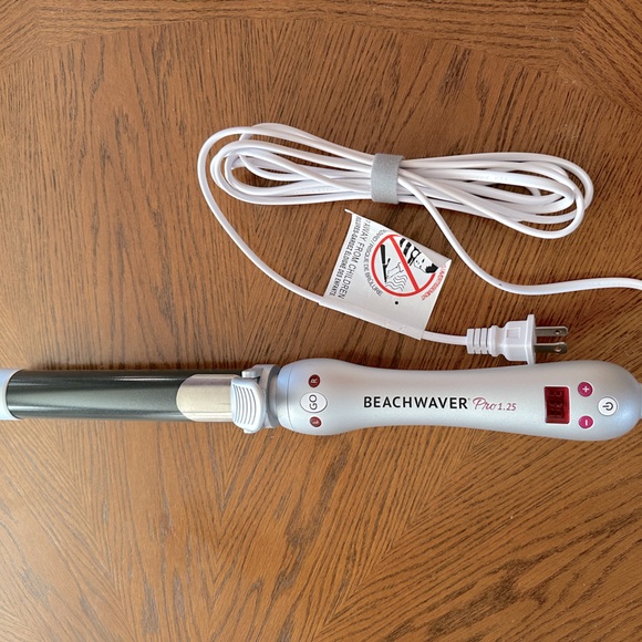 Beachwaver Pro 1.25 curling iron - Picture 1 of 4